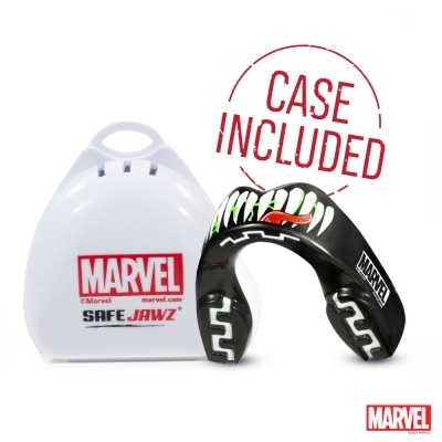 Protetor bucal preto com desenhos de dentes e estojo branco com logo Marvel