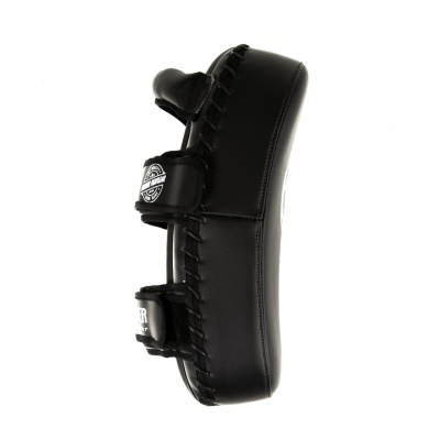 Bate-pé preto de material sintético com fechos de velcro e etiquetas