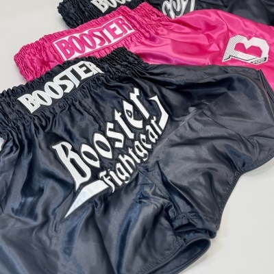Calções de luta Booster em preto, rosa e azul escuro com textos em branco e rosa