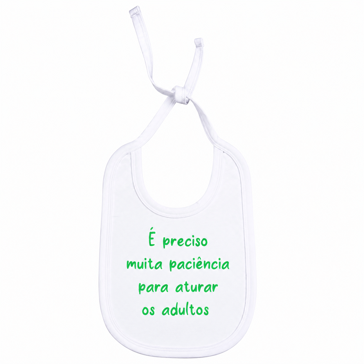 Babete branco com texto verde em tecido e fita para amarrar.