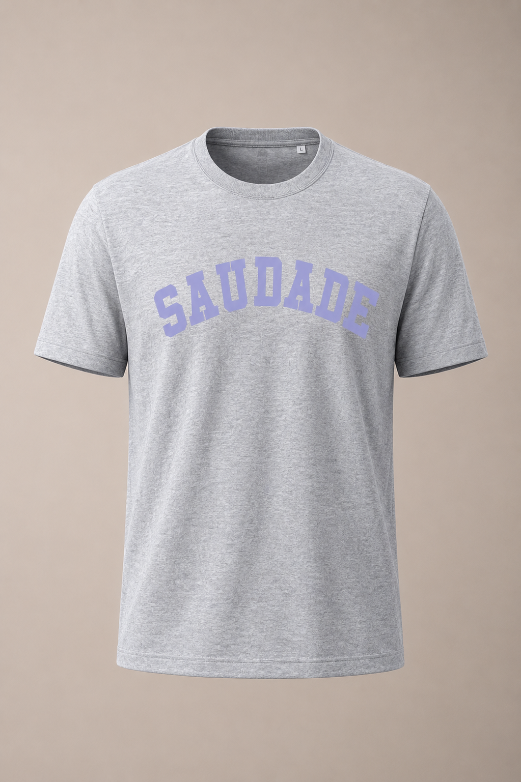 T-shirt cinzenta com texto lilás SAUDADE no peito