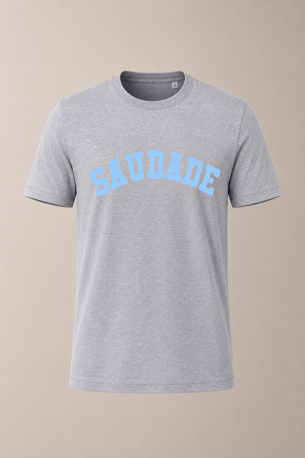 T-shirt cinzenta com texto azul SAUDADE no peito