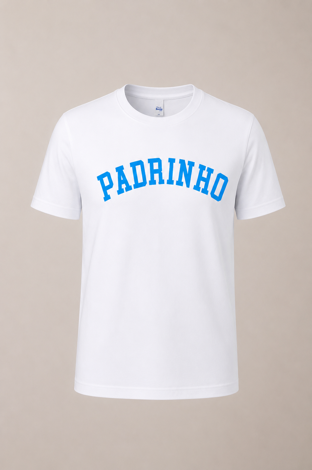 T-shirt branca com texto azul PADRINHO na frente