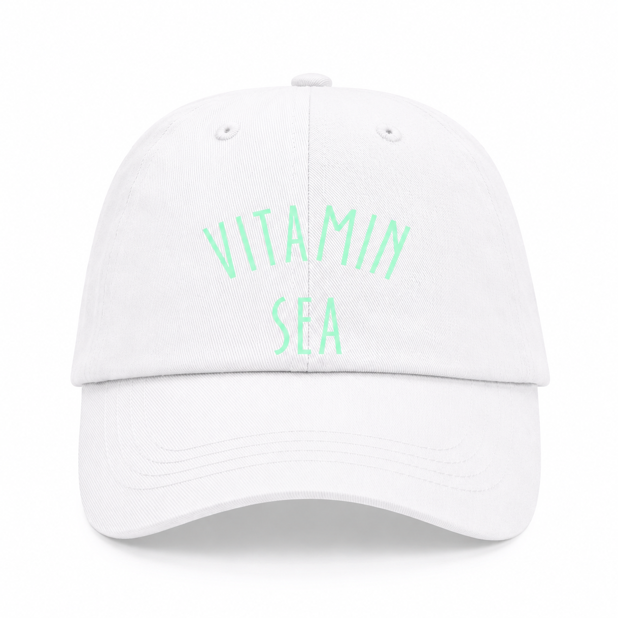 Boné branco com texto verde VITAMIN SEA