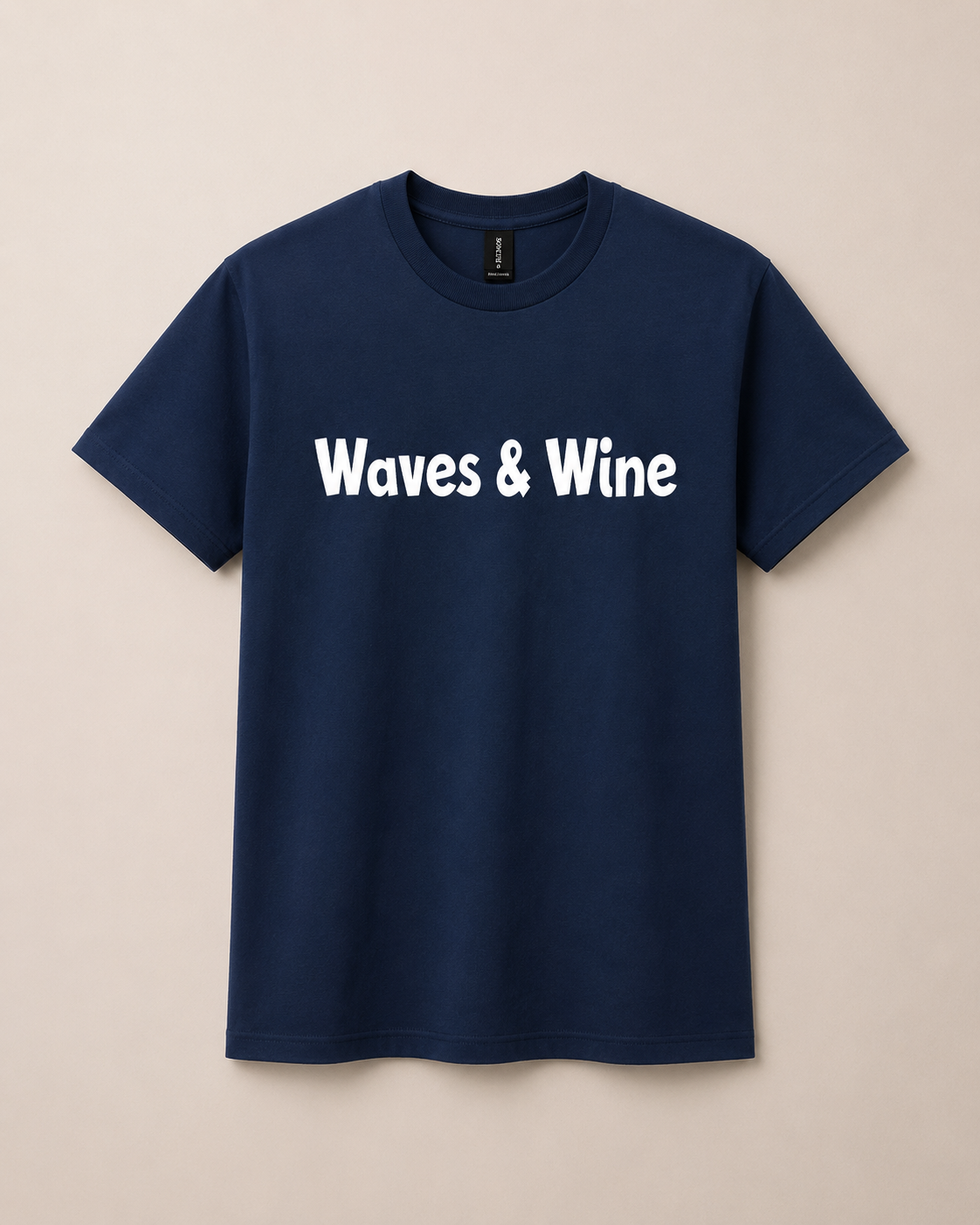 T-shirt azul escura com texto branco Waves & Wine
