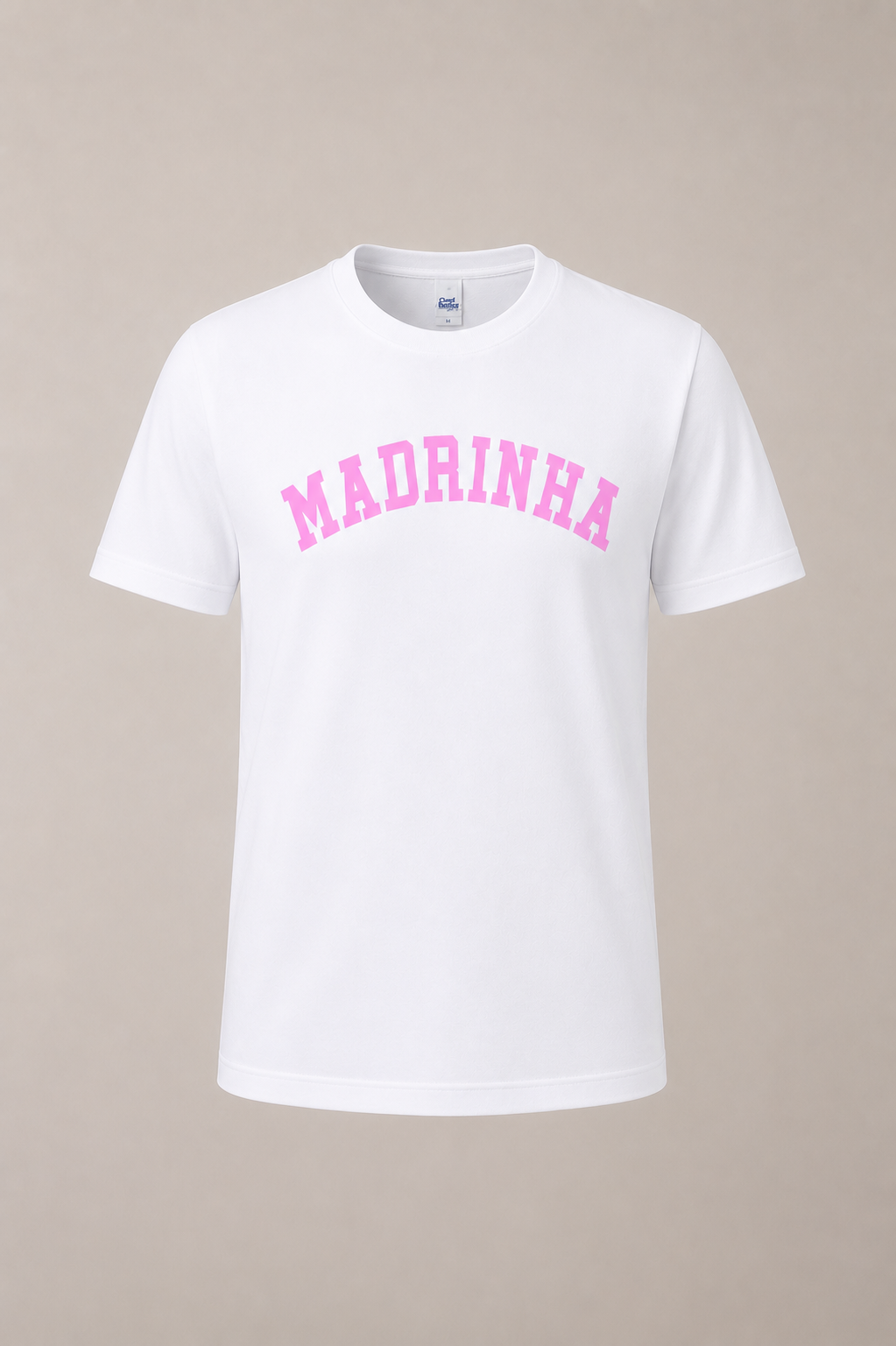 T-shirt branca com texto MADRINHA cor-de-rosa