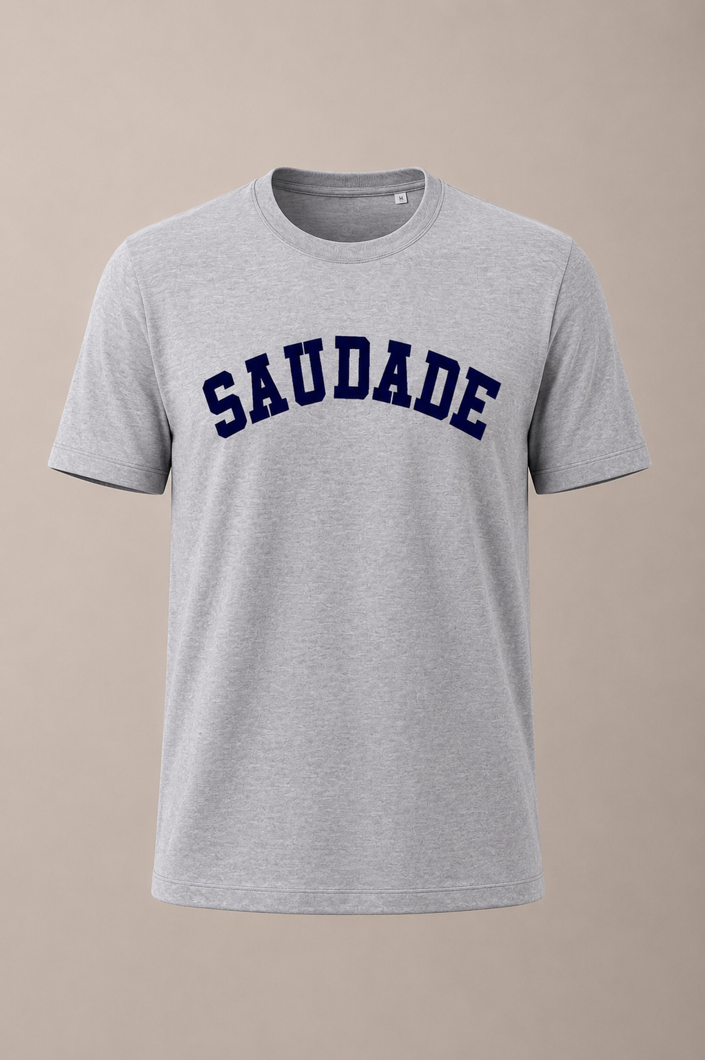 T-shirt cinza clara com a palavra SAUDADE em letras azuis