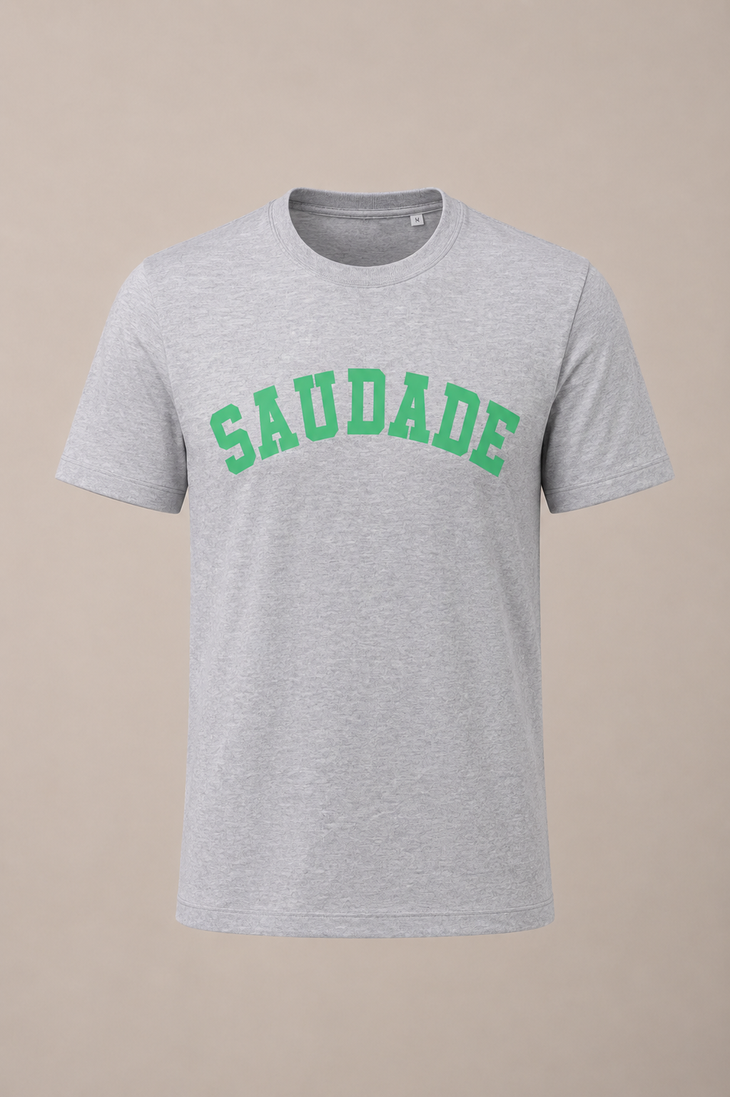 T-shirt cinzenta com texto verde SAUDADE