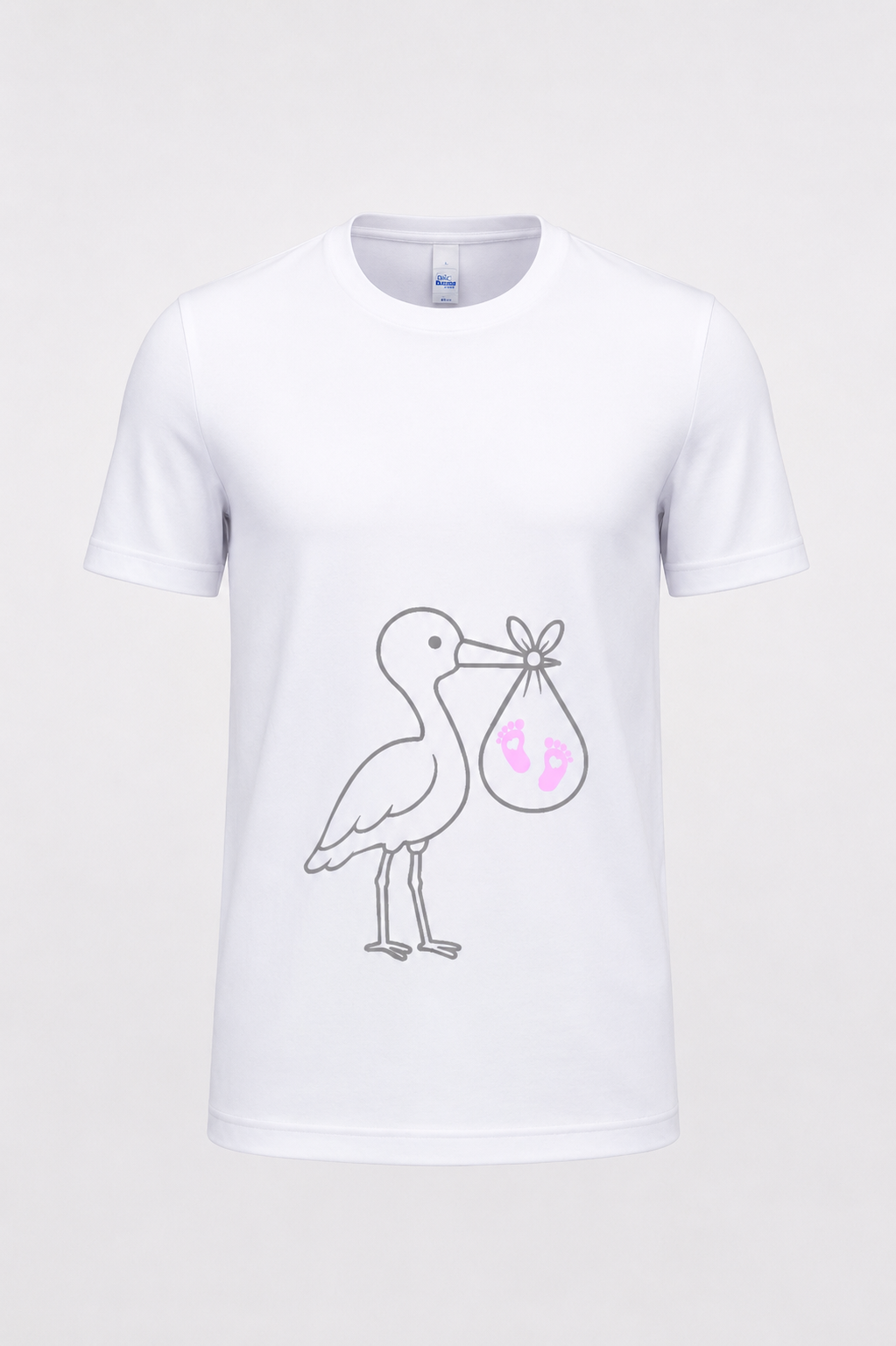 T-shirt branca com estampa de cegonha e pegadas cor-de-rosa