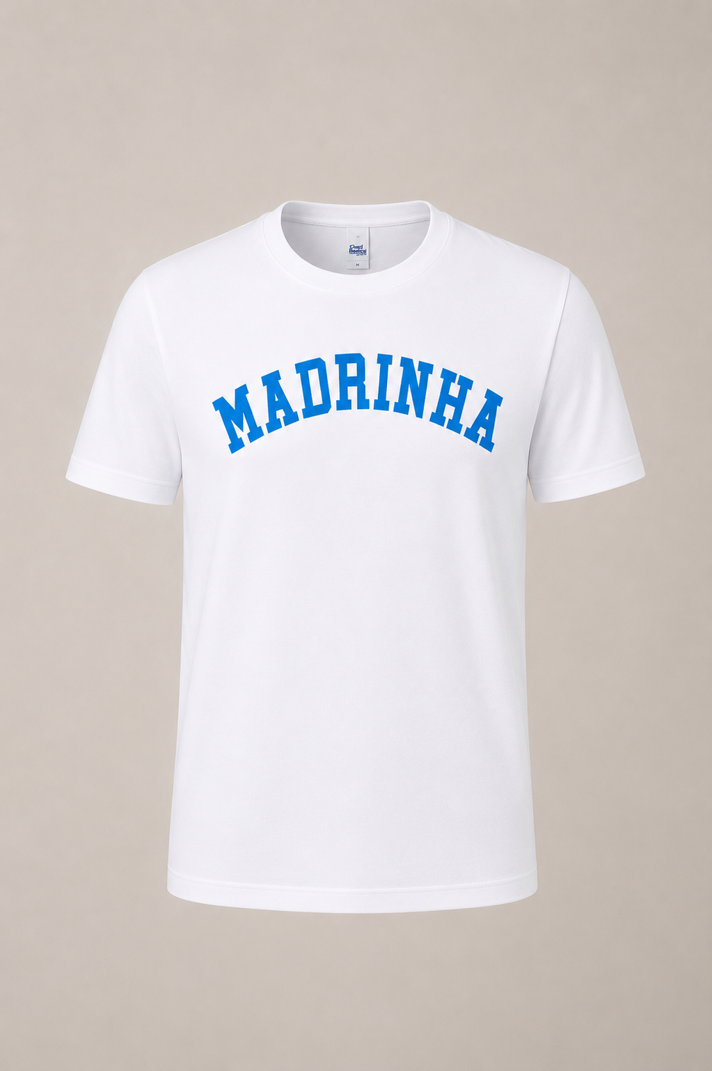 T-shirt branca com texto azul MADRINHA