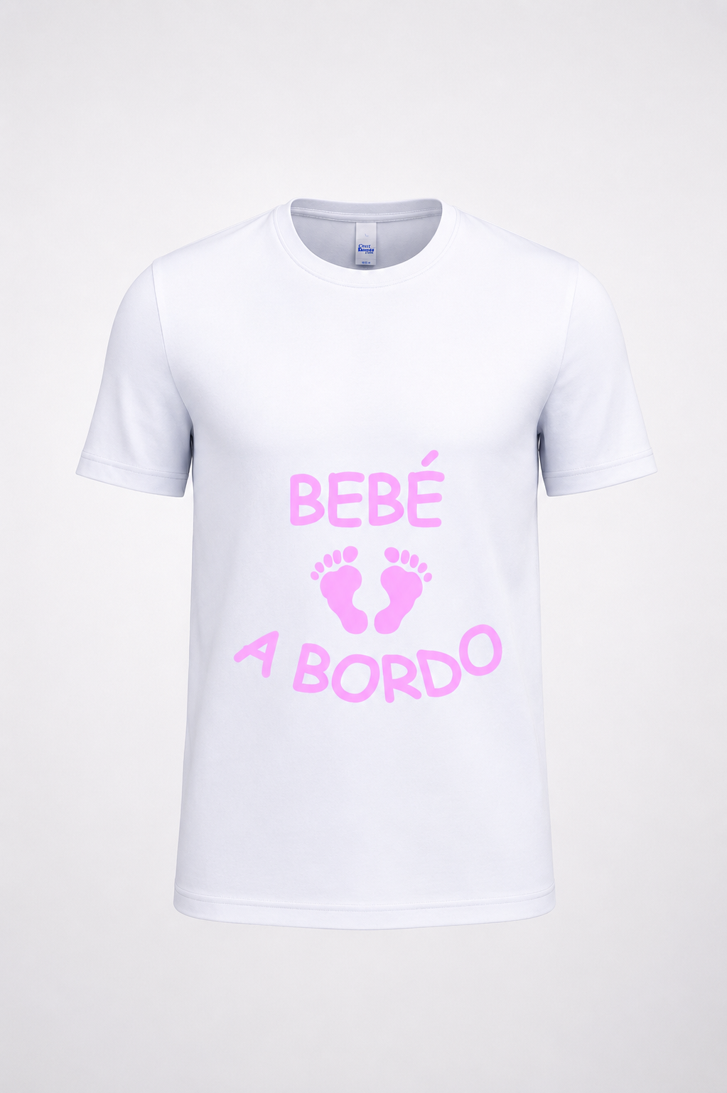 T-shirt branca com texto rosa e pegadas de bebé