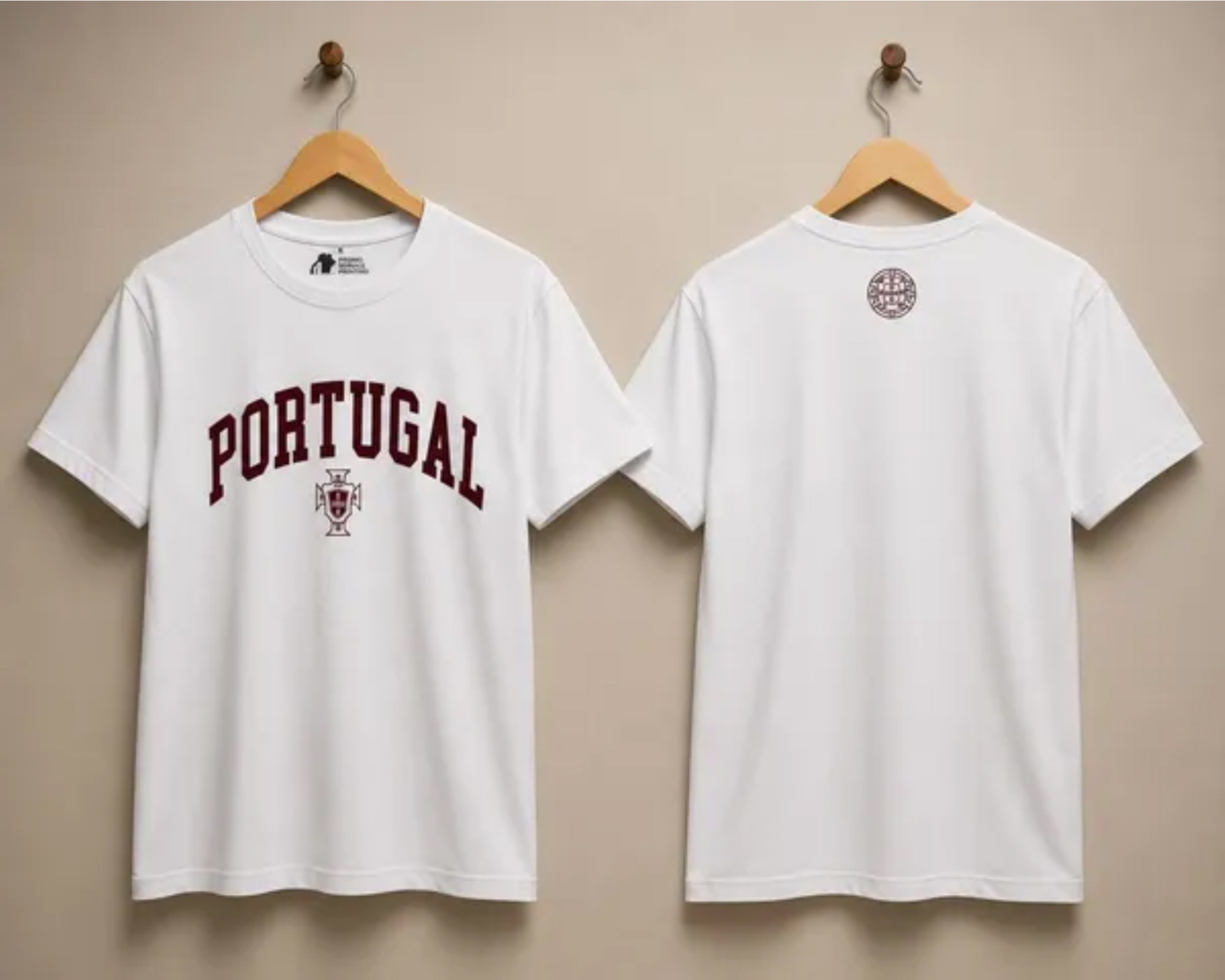 T-shirt branca com a palavra PORTUGAL e brasão à frente e símbolo circular nas costas