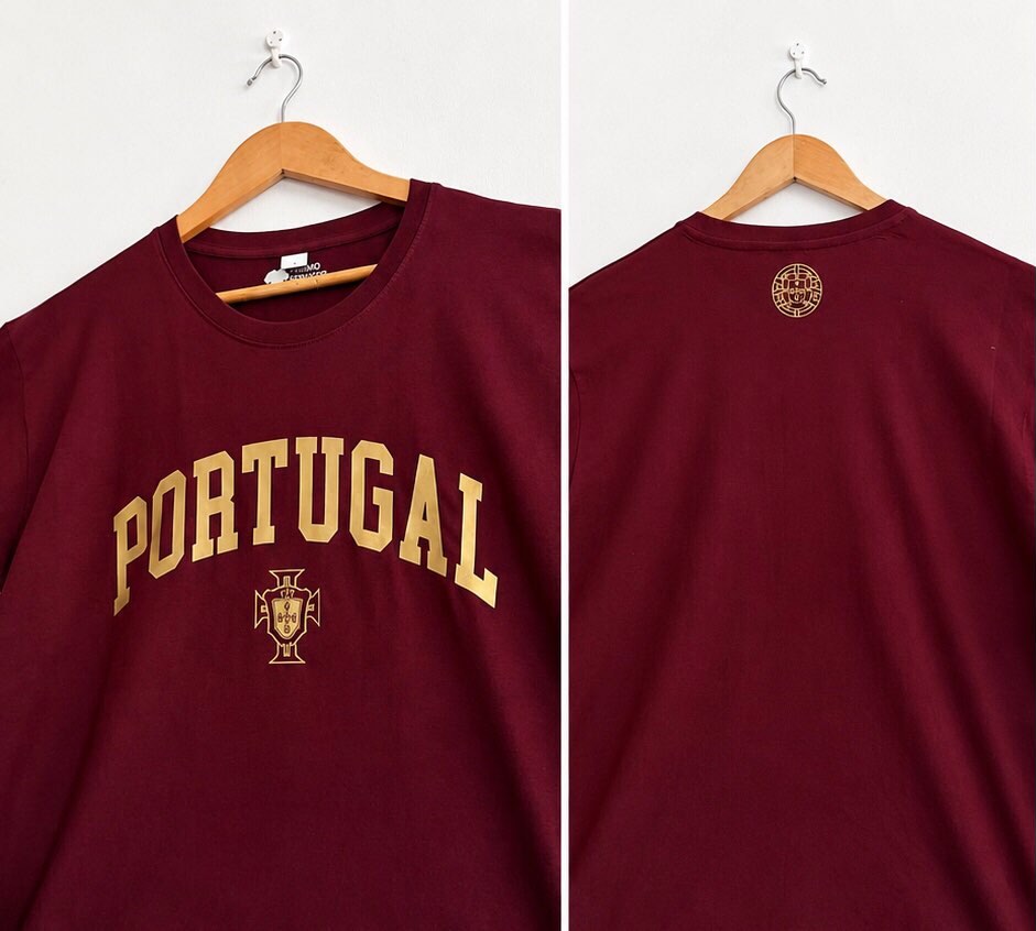 T-shirt bordeaux com impressão dourada Portugal e símbolo, vista frontal e costas