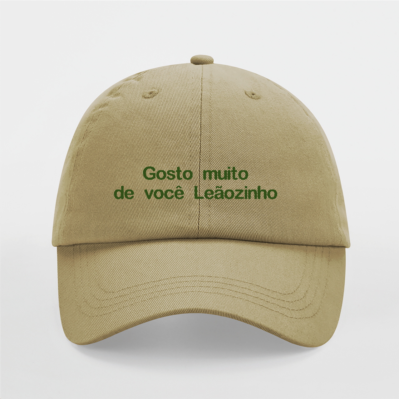 Boné bege com texto bordado em verde