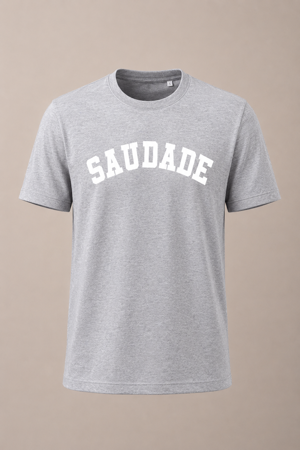 T-shirt cinzenta com a palavra SAUDADE em branco