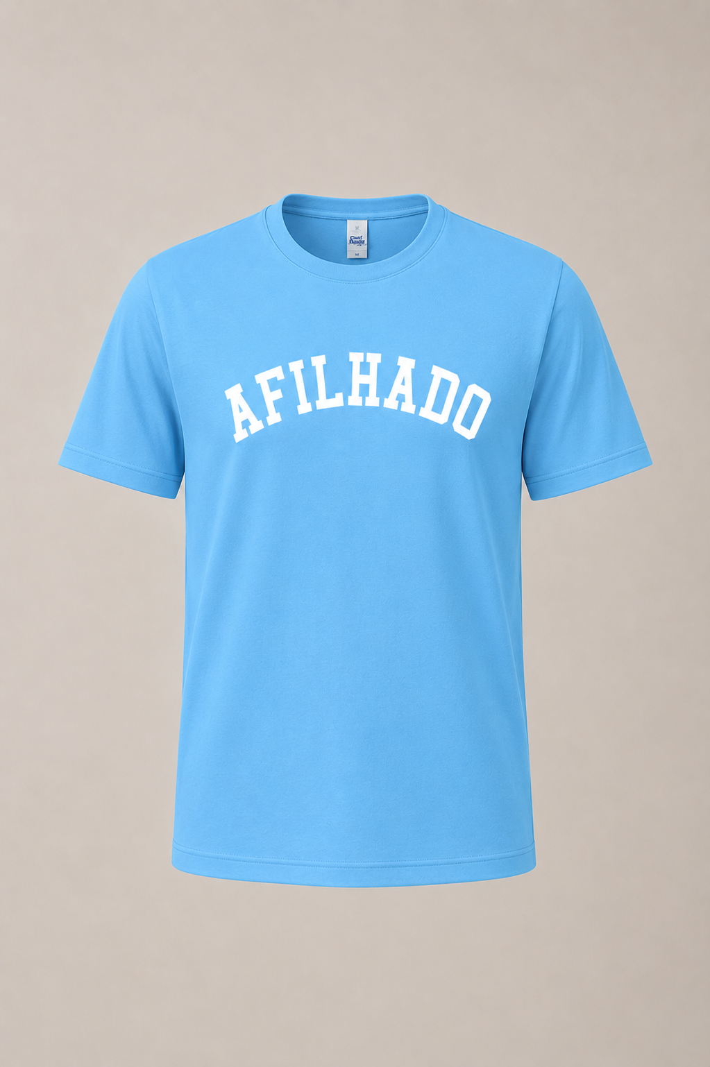 T-shirt azul clara com texto branco AFILHADO no peito