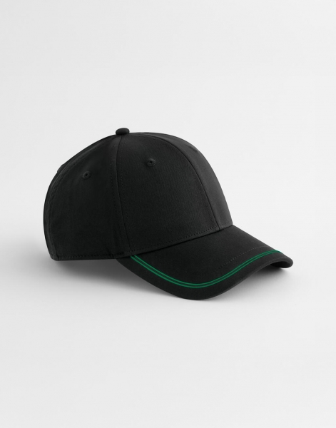 Boné preto com linhas verdes na aba sobre fundo branco