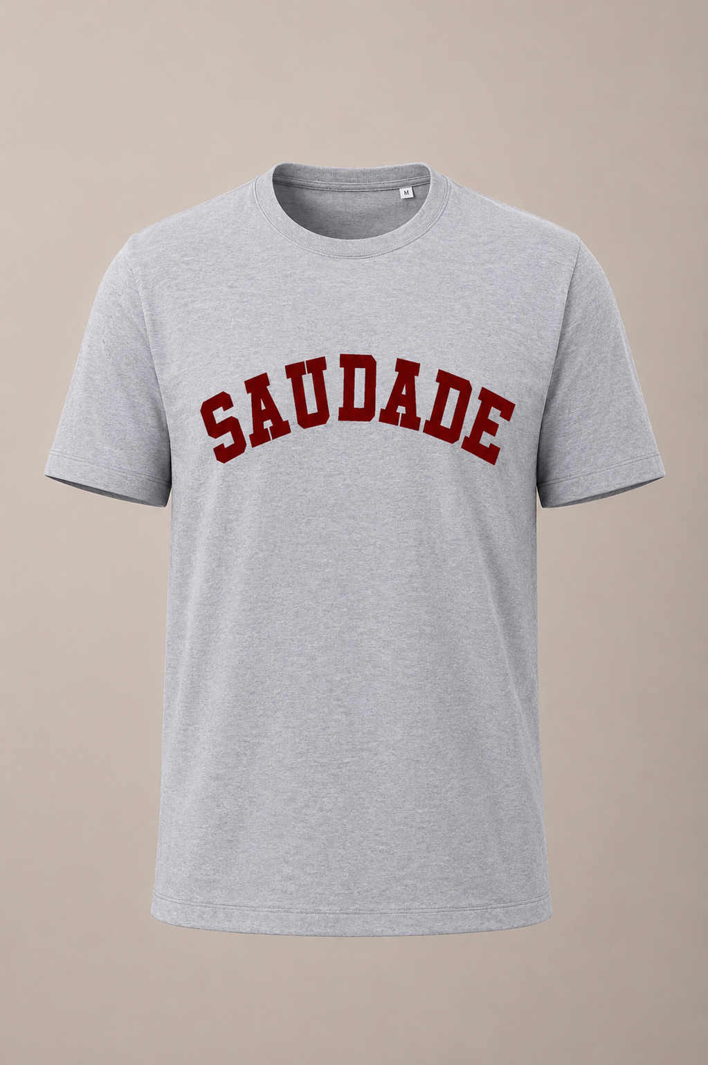 T-shirt cinzenta com palavra SAUDADE em letras vermelhas