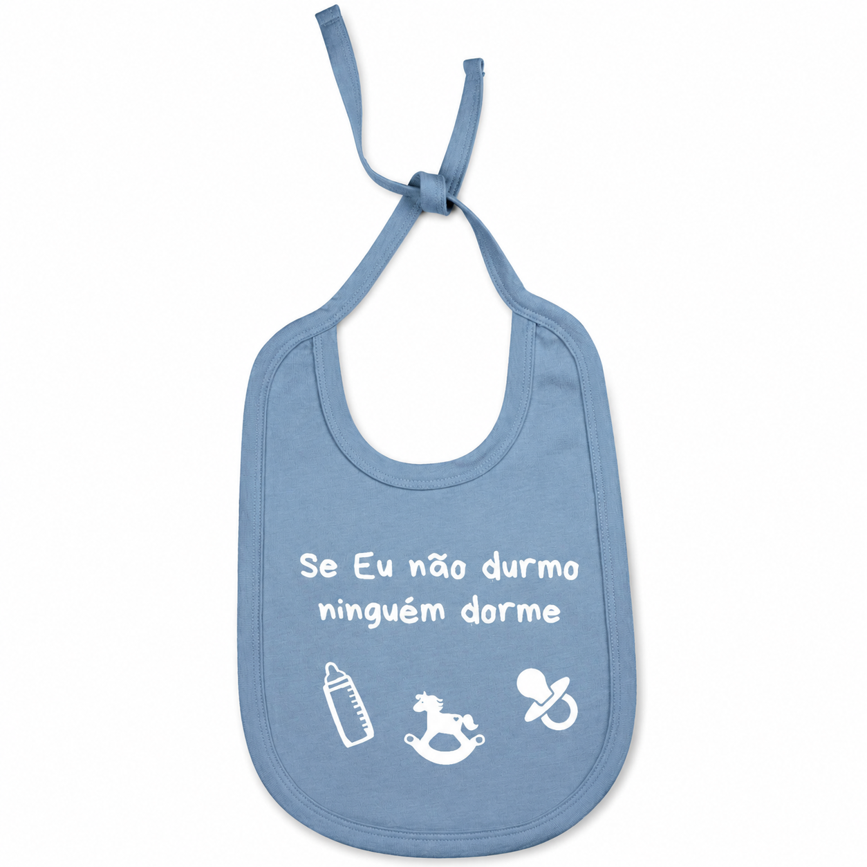 Babete azul com texto e desenhos brancos.