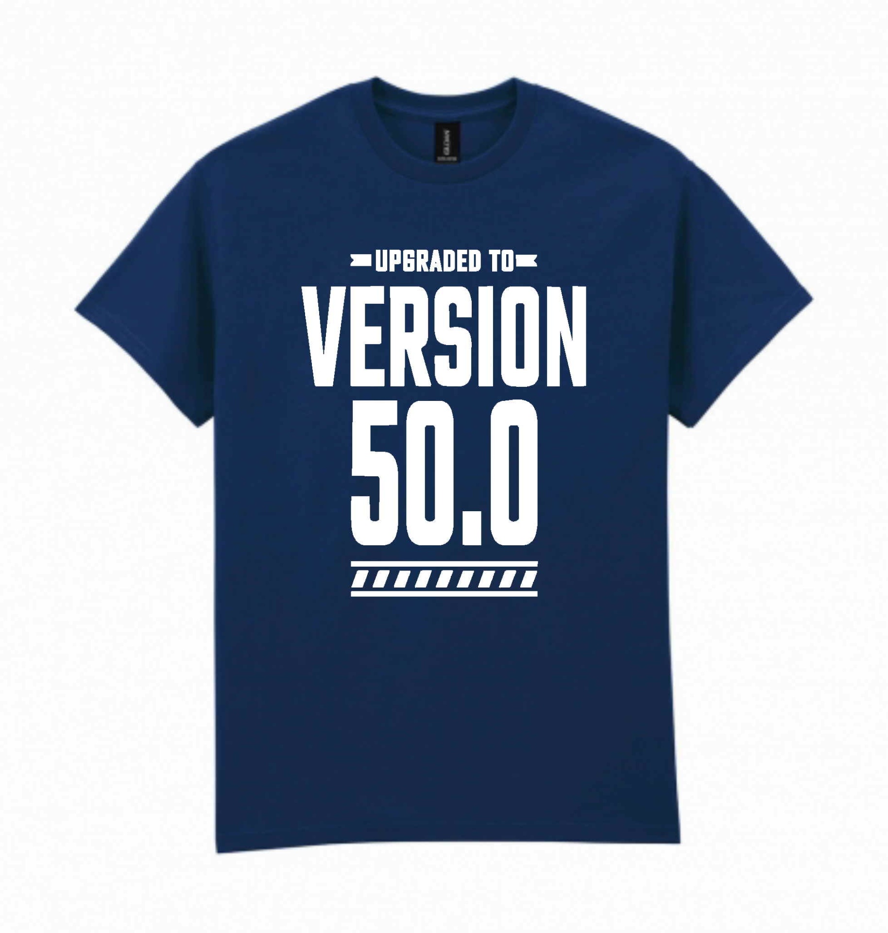 T-shirt azul escura com texto branco UPGRADED TO VERSION 50.0