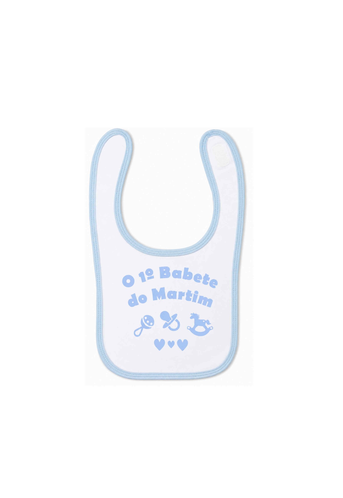 Babete branco com bordas azuis e texto em azul com desenhos de chocalho e biberão
