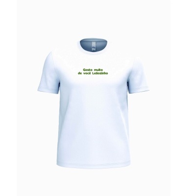 T-shirt branca com texto verde no peito