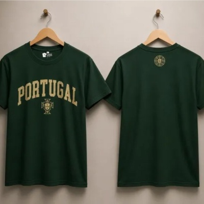 T-shirts verdes com texto Portugal e brasão penduradas em cabides