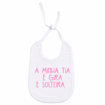 Babete branco com texto rosa A MINHA TIA É GIRA E SOLTEIRA.