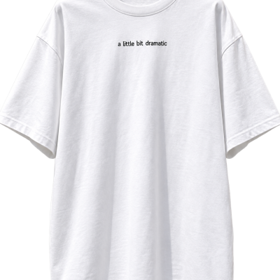 T-shirt branca com texto a little bit dramatic