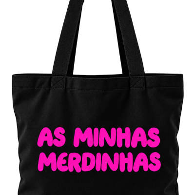 Saco tote preto com texto rosa.