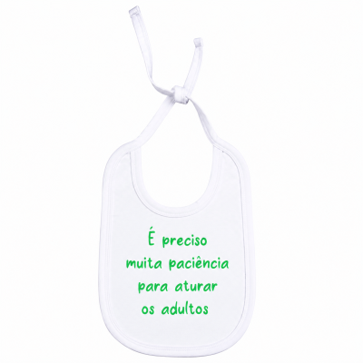 Babete branco com texto verde em tecido e fita para amarrar.