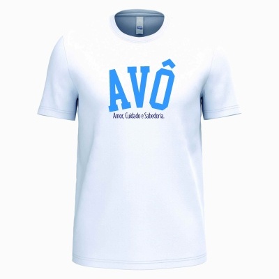 T-shirt branca com texto azul AVÔ e pequeno texto preto em baixo.