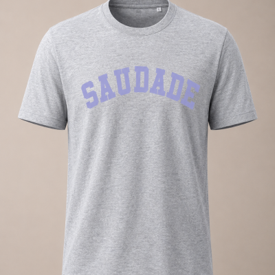 T-shirt cinzenta com texto lilás SAUDADE no peito