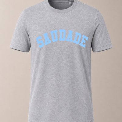 T-shirt cinzenta com texto azul SAUDADE no peito