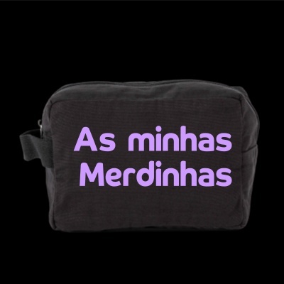 Mochila preta com texto lilás As minhas Merdinhas na frente