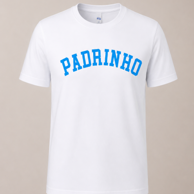 T-shirt branca com texto azul PADRINHO na frente