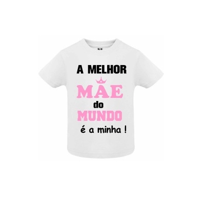 T-shirt branca com texto colorido dizendo A MELHOR MÃE do MUNDO é a minha !