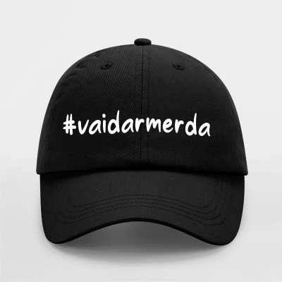 Boné preto com texto branco #vaidarmerda na frente