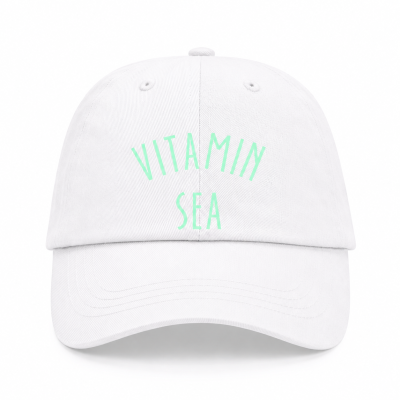 Boné branco com texto verde VITAMIN SEA