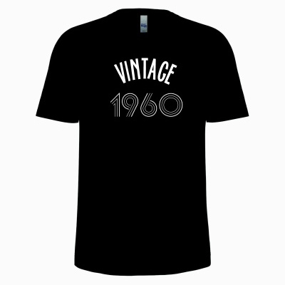 T-shirt preta com texto branco VINTAGE 1960.