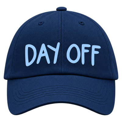 Boné azul escuro com a frase DAY OFF em letras claras na frente