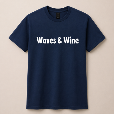 T-shirt azul escura com texto branco Waves & Wine