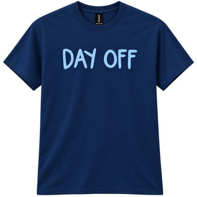 T-shirt azul escura com texto DAY OFF em azul claro