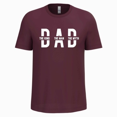 T-shirt bordeaux com texto branco DAD e frases associadas no peito