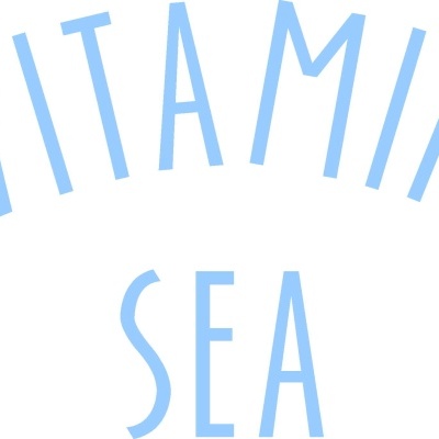 T-SHIRT&#x20;VITAMIN&#x20;SEA&#x20;BRANCA&#x20;E&#x20;AZUL&#x20;CLARO