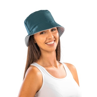 Chapéu tipo pescador azul escuro com abas largas e contorno branco