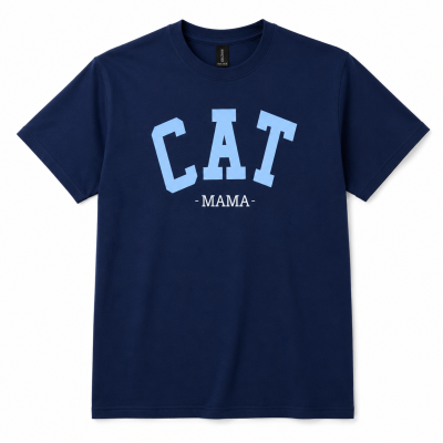 T-shirt azul escura com letras CAT e MAMA