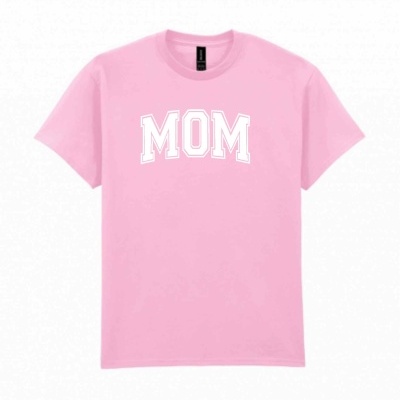 T-shirt rosa com texto branco MOM