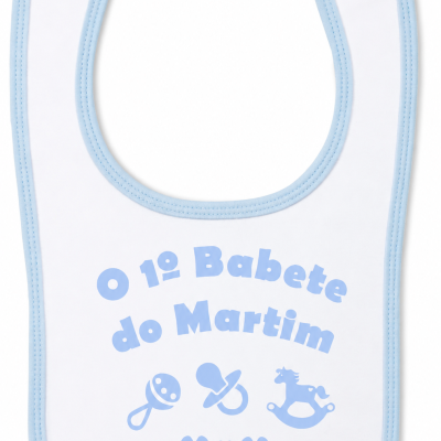Babete branco com bordas azuis claras e texto azul claro para bebé