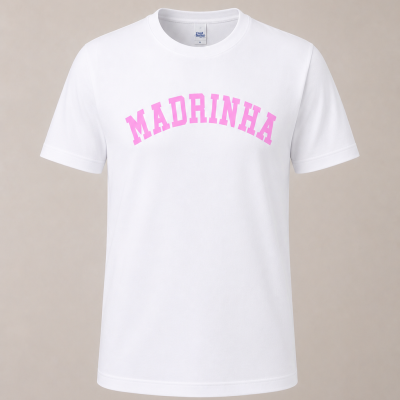 T-shirt branca com texto MADRINHA cor-de-rosa